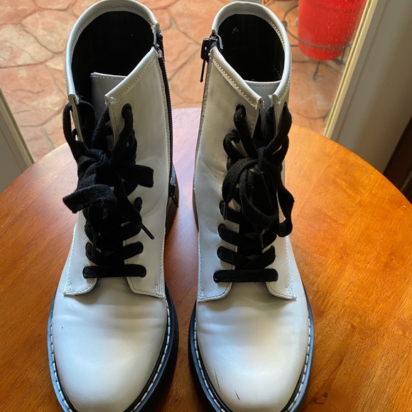 ♥️ MADDEN GIRL by STEVE MADDEN WHITE BOOTS ♥️ - Picture 3 of 9